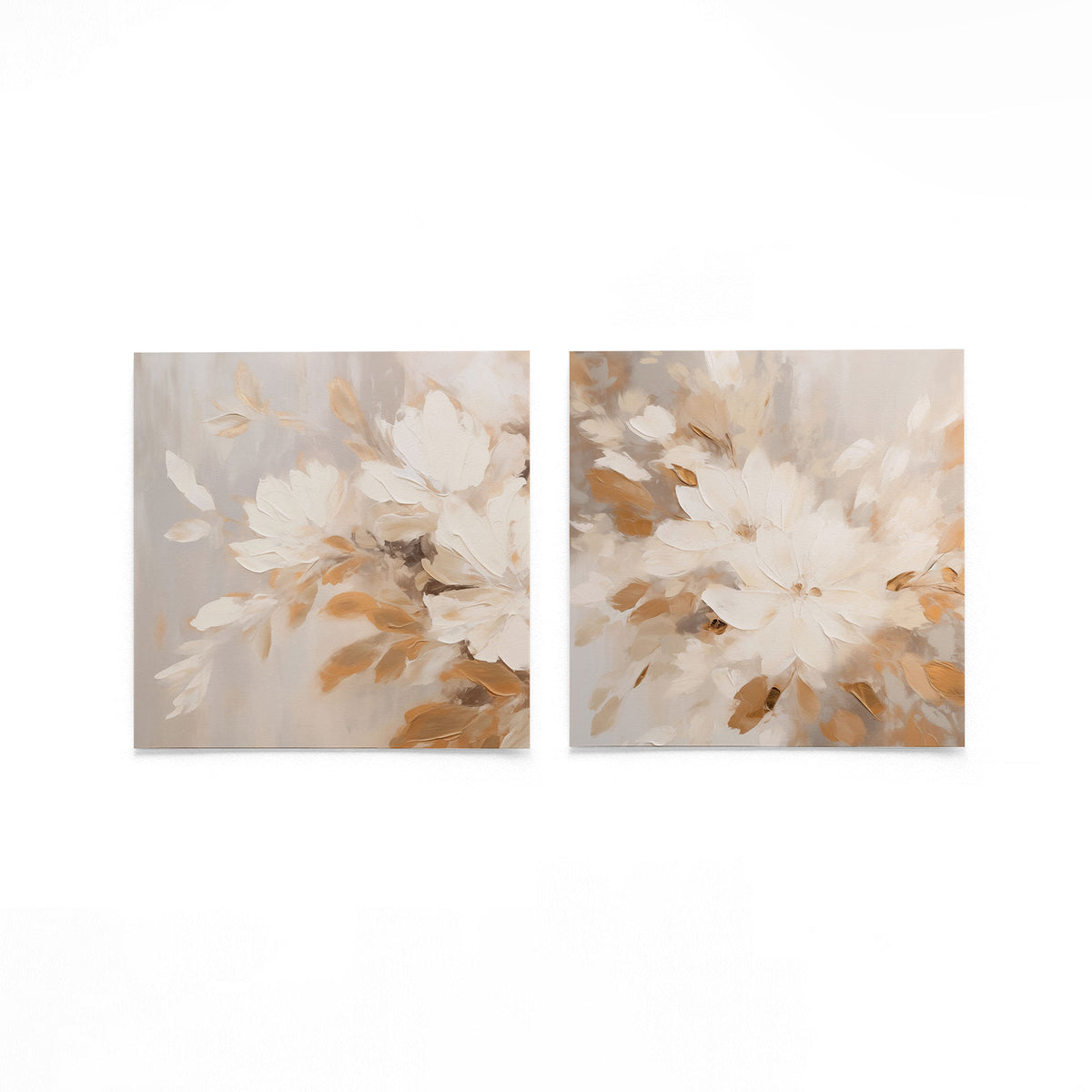Twee vierkante posters met bloemen in beige op een gebroken witte achtergrond