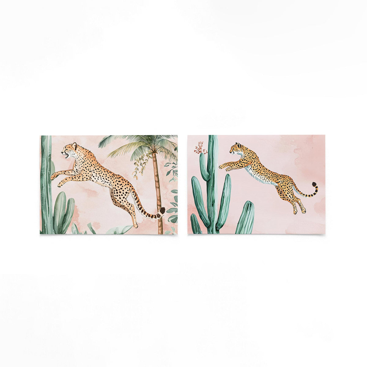 Twee liggende posters met een sierlijke cheetah springt tussen groene planten en palmbomen op een gebroken witte achtergrond