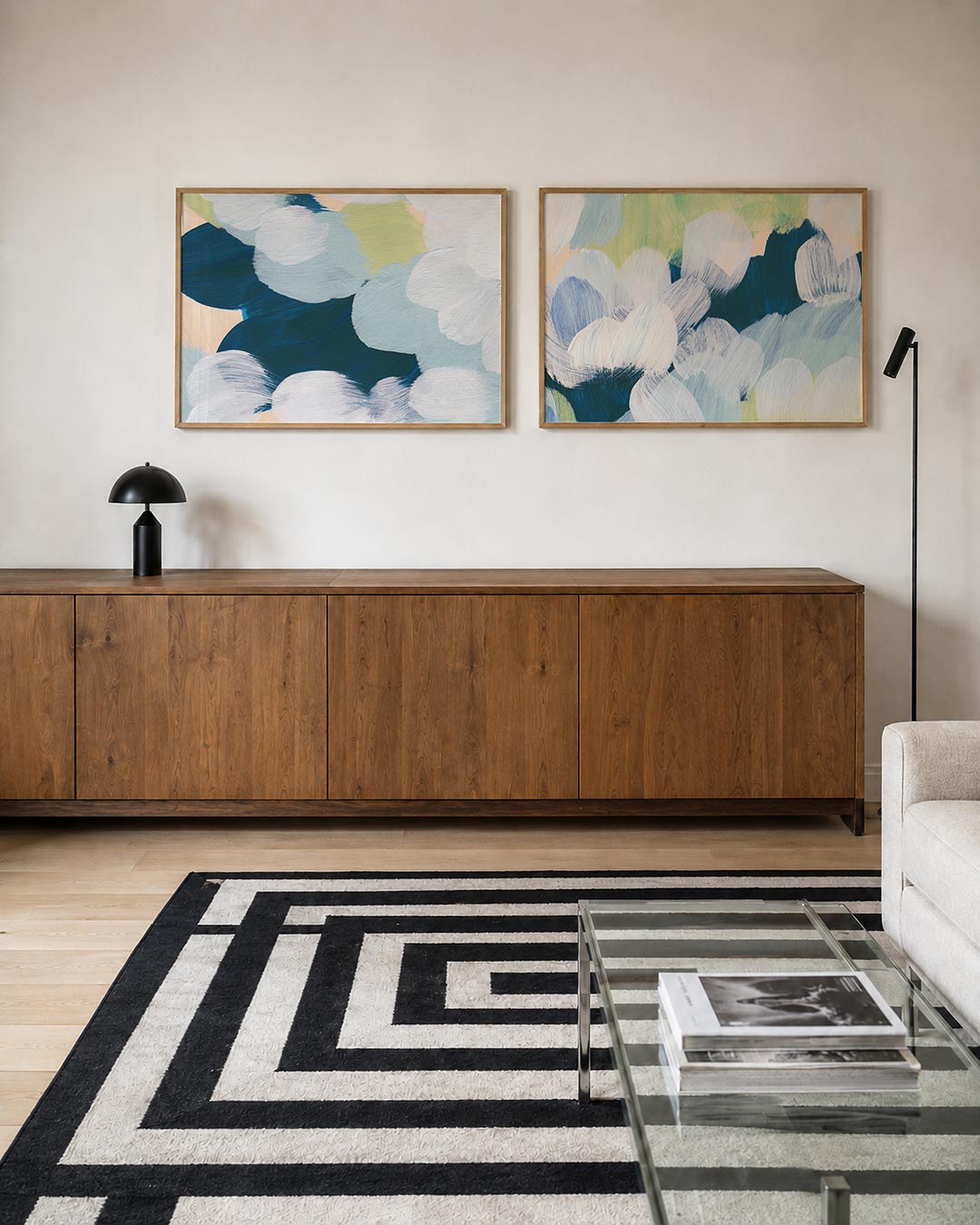 Tweedelige posterset met ronde vormen in blauw, wit en groen, getoond in een interieur
