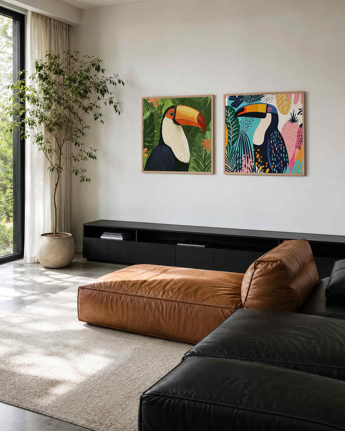 Interieurpresentatie van een tweedelige vierkante posterset met toekans in tropisch groen