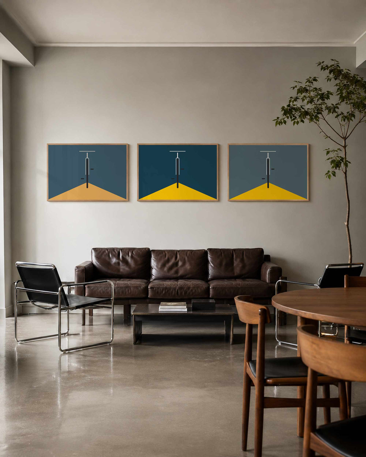 Interieurmockup van drieluik landscape-posterset met geometrische deuropening