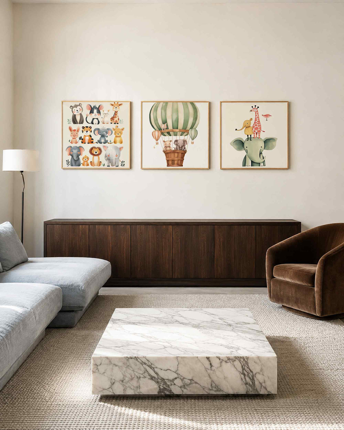 Interieurpresentatie van een driedelige vierkante posterset met dierenillustraties