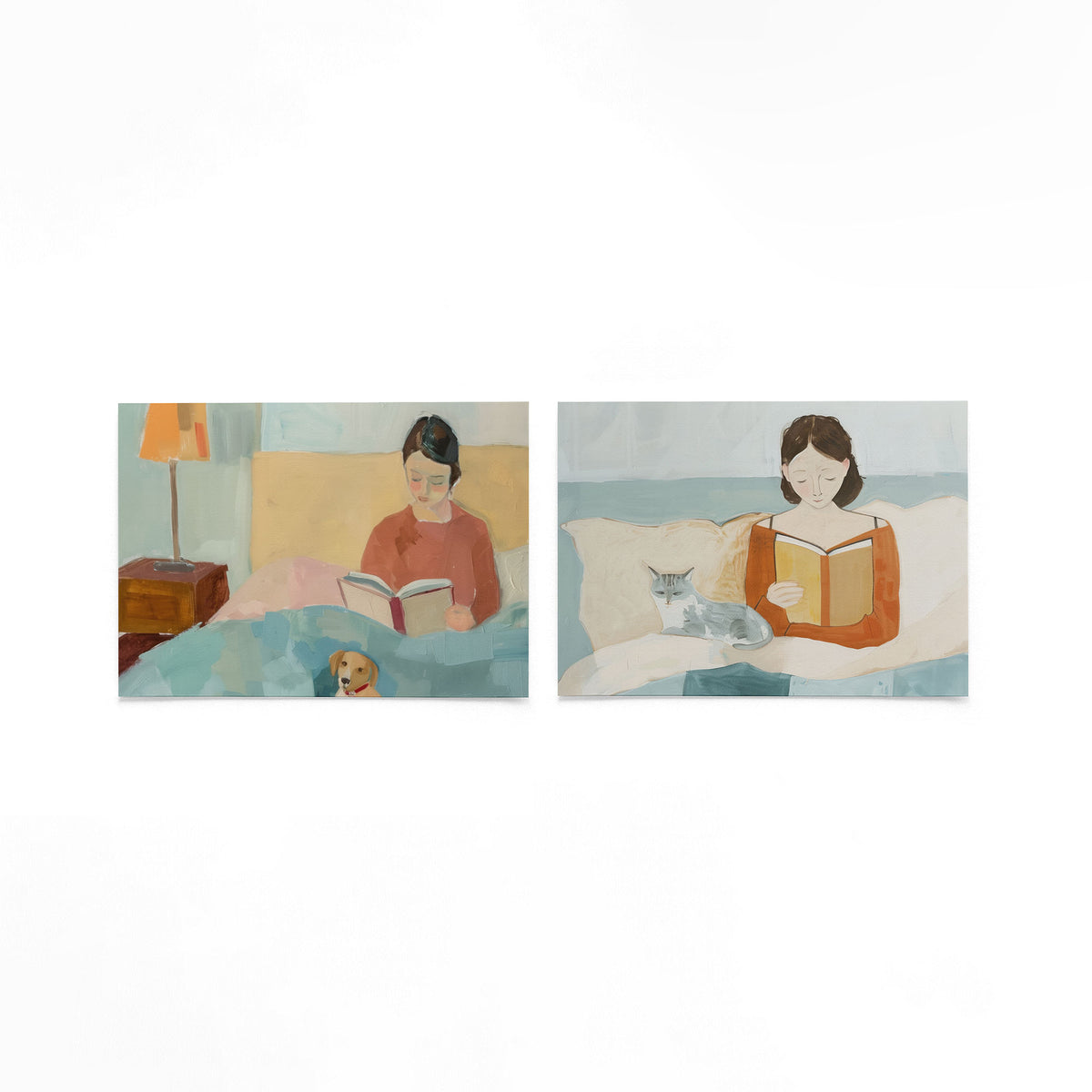 Twee liggende posters met een vrouw met een boek in bed, omringd door zachte pastelkleuren op een gebroken witte achtergrond