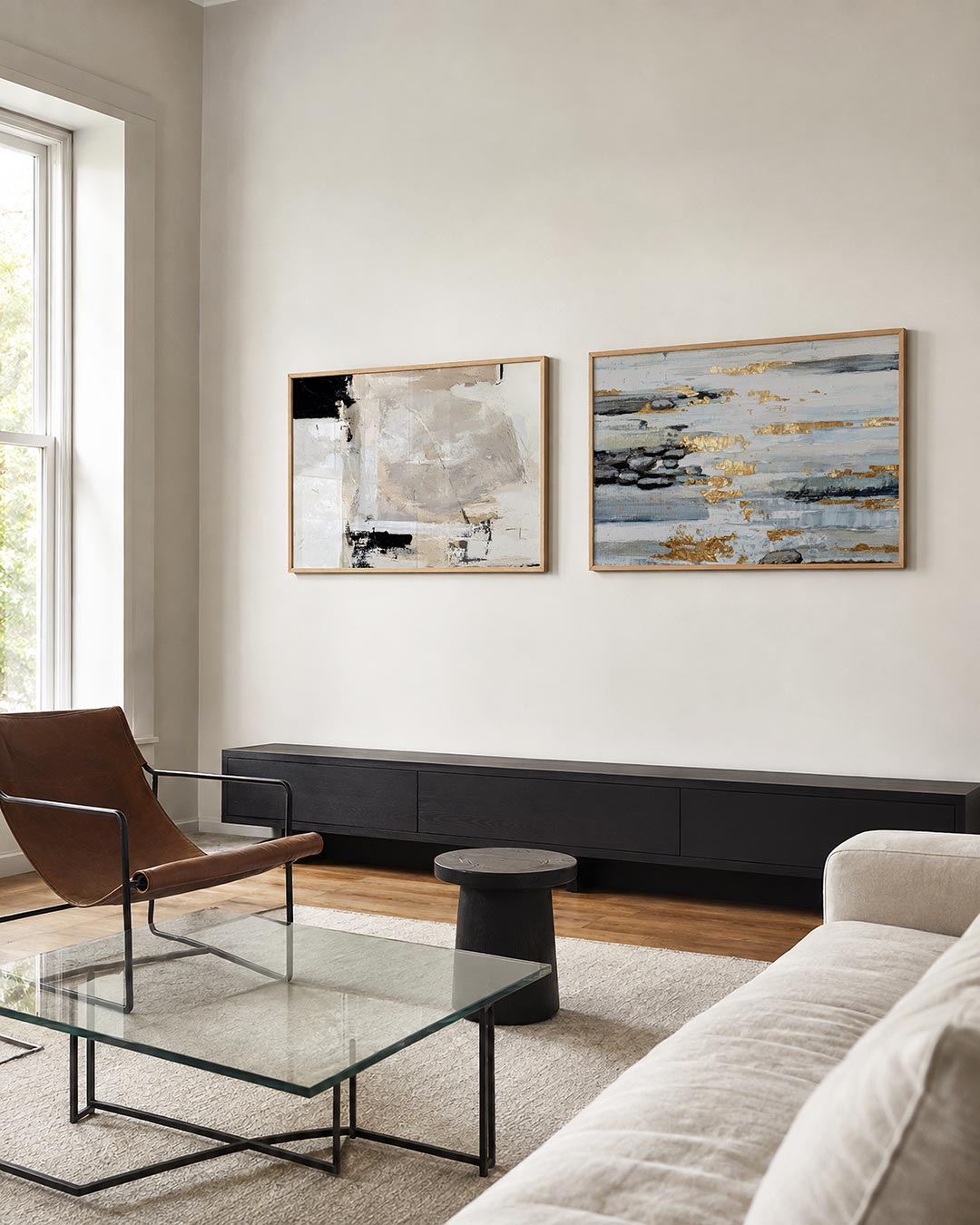 Twee liggende posters met een spel van neutrale tinten met zachte overgangen, aan de muur in een interieur