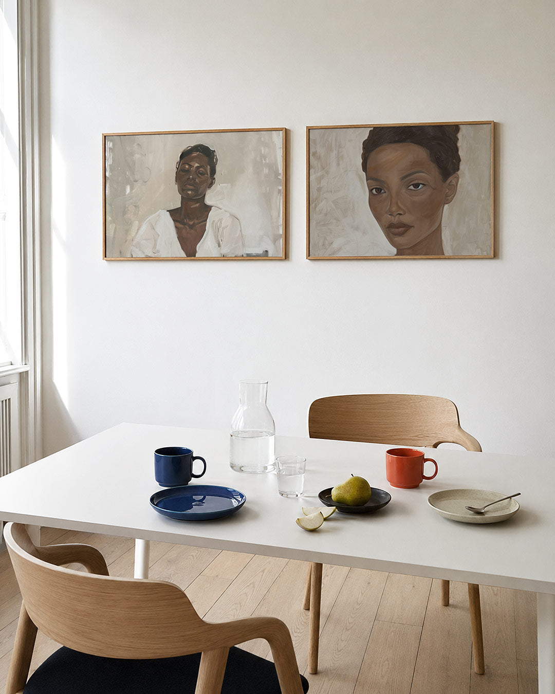 Twee liggende posters met een compositie met zachte penseelstreken en fijne kleurvlakken, aan de muur in een interieur