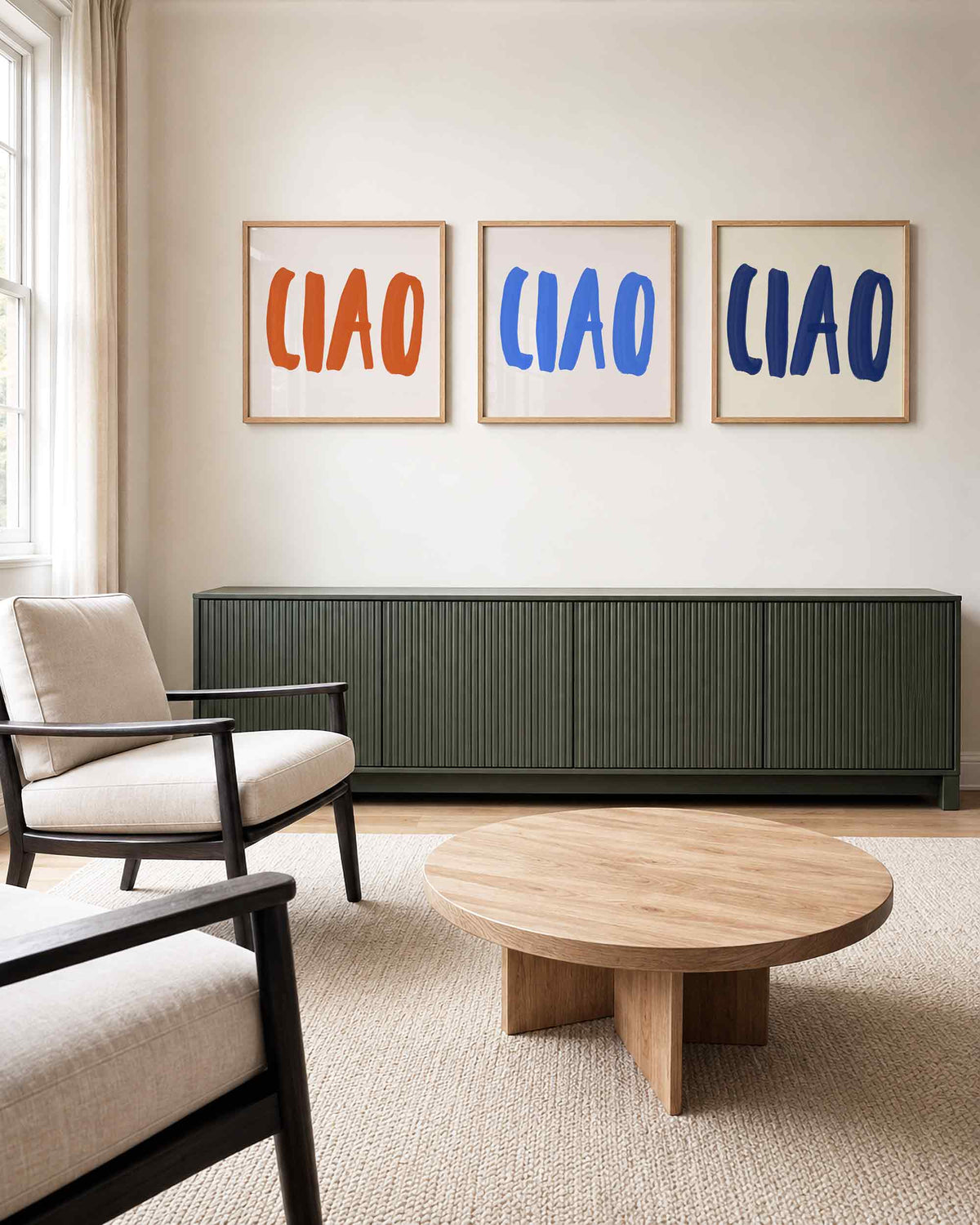 Interieurpresentatie van een driedelige vierkante posterset met ciao kleurtypografie