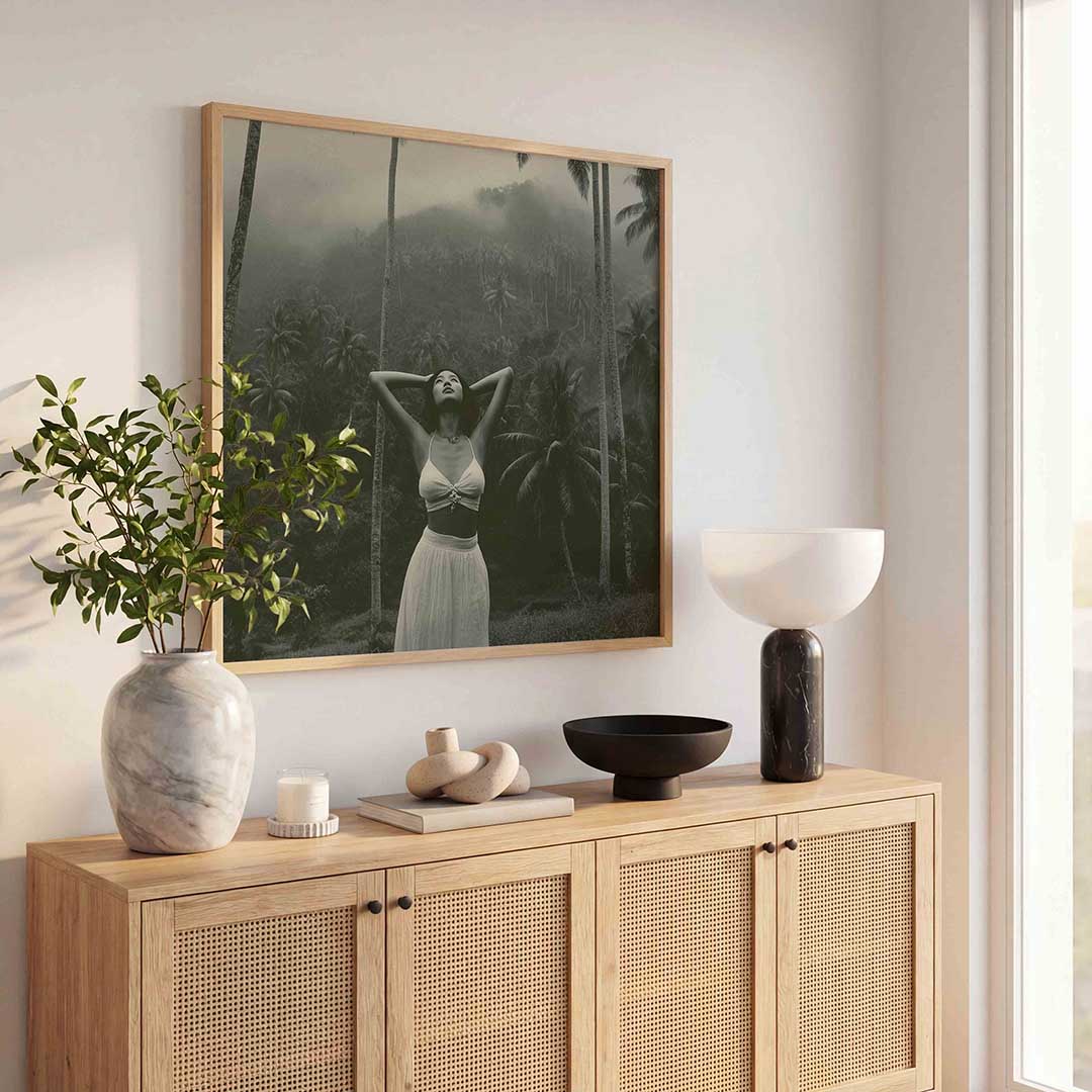 Vrouw in tropisch landschap Poster