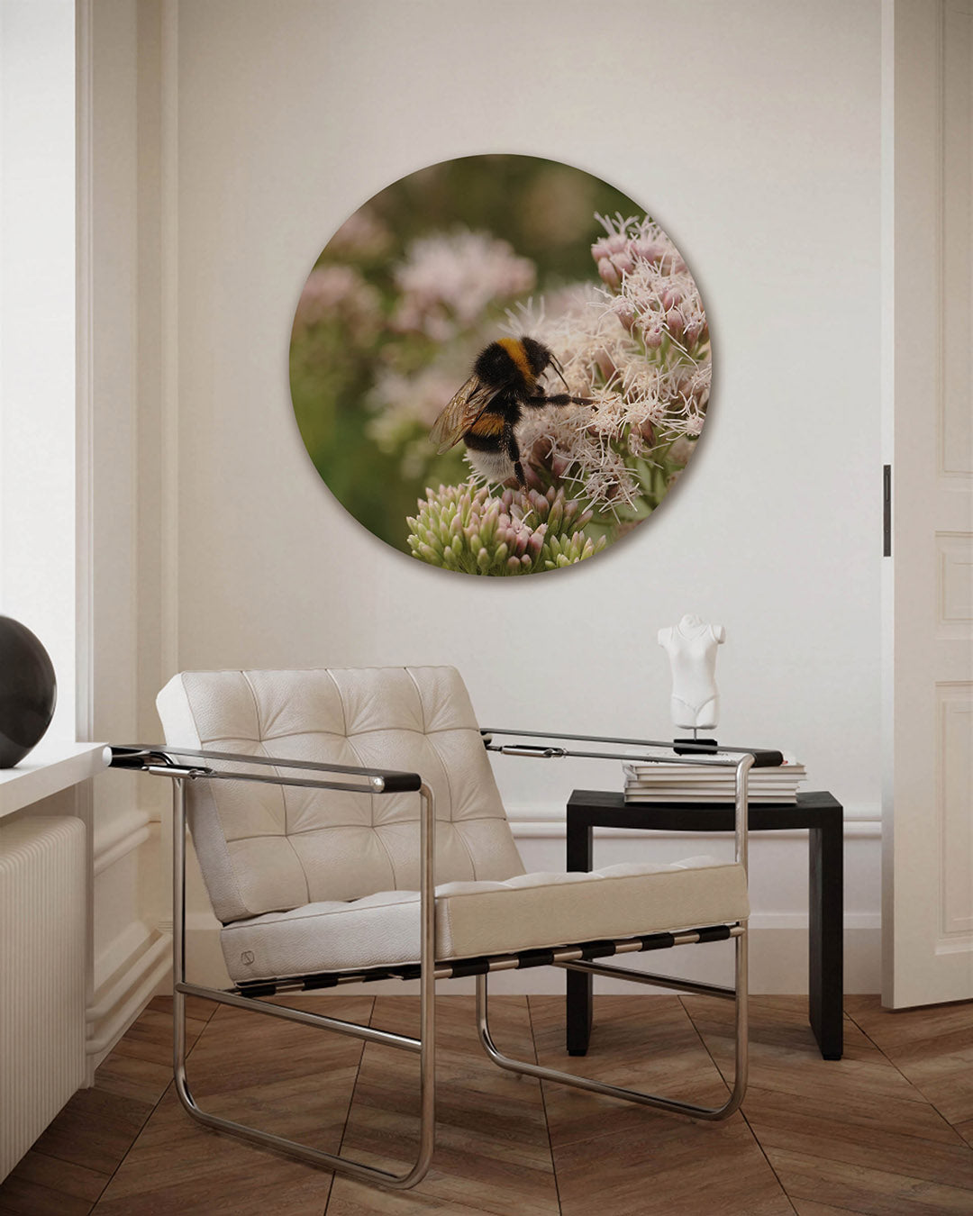 Bij op bloemen Muurcirkel