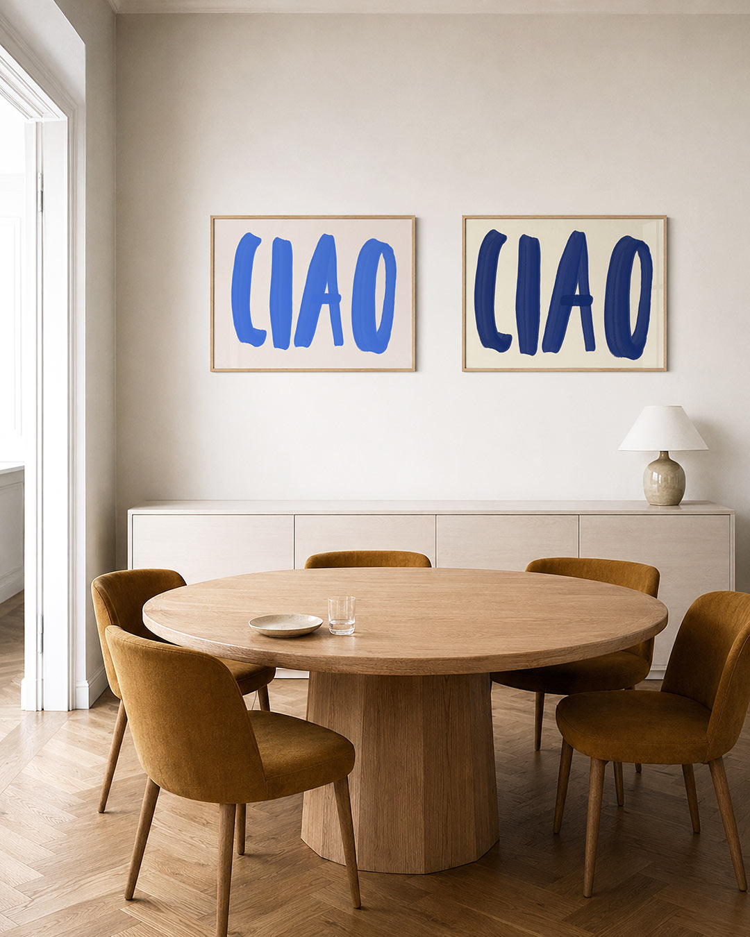 Twee liggende posters met grote, speelse blauwe letters op een lichte achtergrond, aan de muur in een interieur