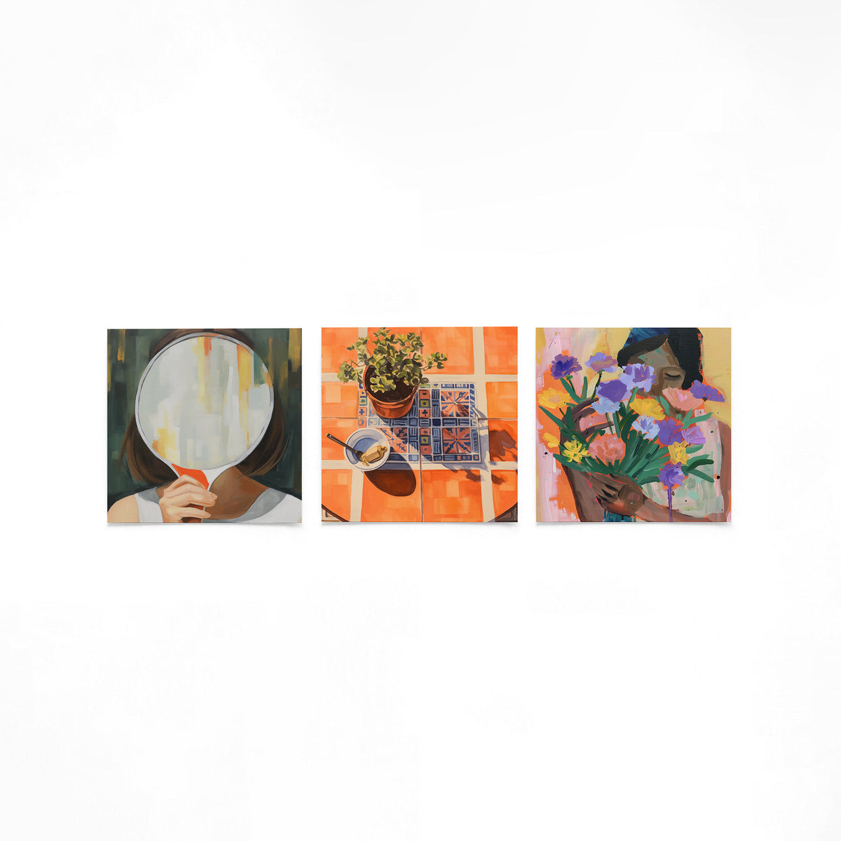 Drie vierkante posters met vrouw spiegel plant bloemen op een gebroken witte achtergrond