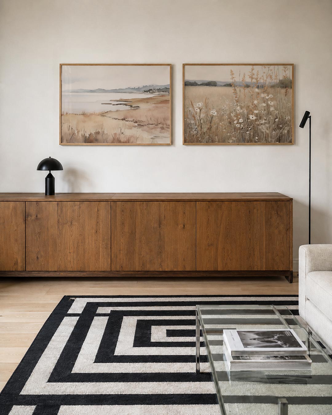 Twee liggende posters met zachte kleuren en fijne lijnen, aan de muur in een interieur