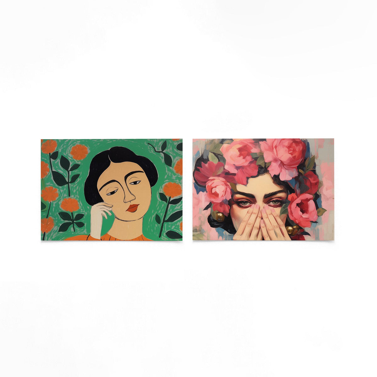 Twee liggende posters met een vrouw met een serene blik omringd door oranje bloemen op een gebroken witte achtergrond