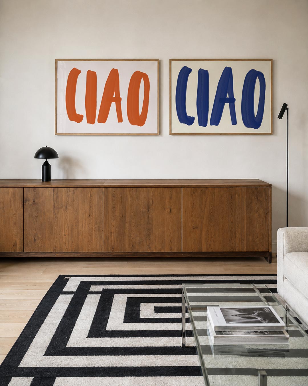 Interieurpresentatie van twee posters met een speelse compositie van dikke, oranje letters op een lichte achtergrond