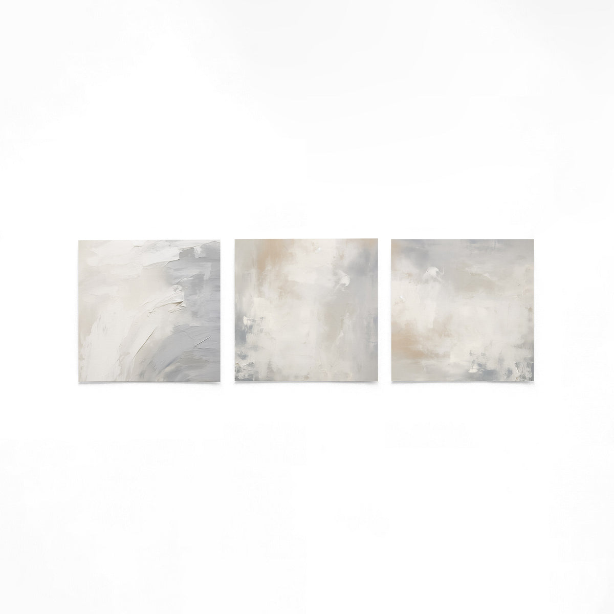 Drie vierkante posters met abstracte beige grijstinten op een gebroken witte achtergrond