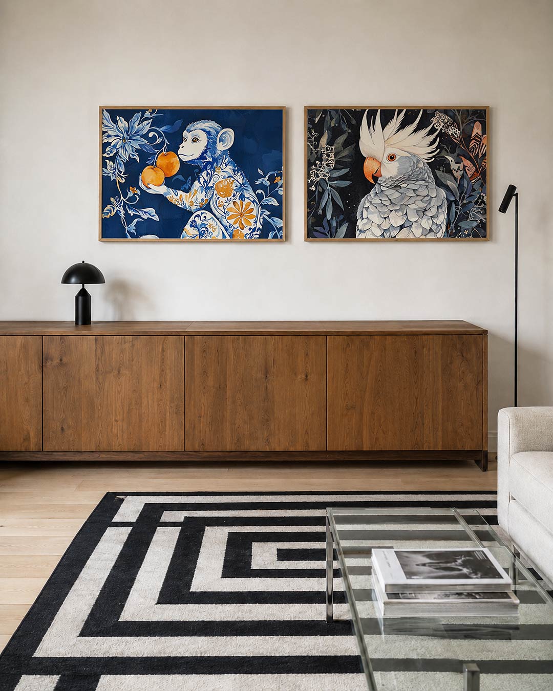 Twee liggende posters met een speelse aap met sierlijke bloemen en vruchten, aan de muur in een interieur
