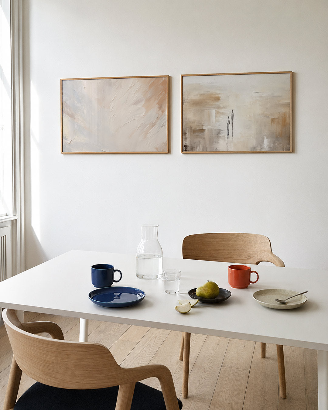 Twee liggende posters met vloeiende, zachte kleurvlakken in crèmetinten, aan de muur in een interieur
