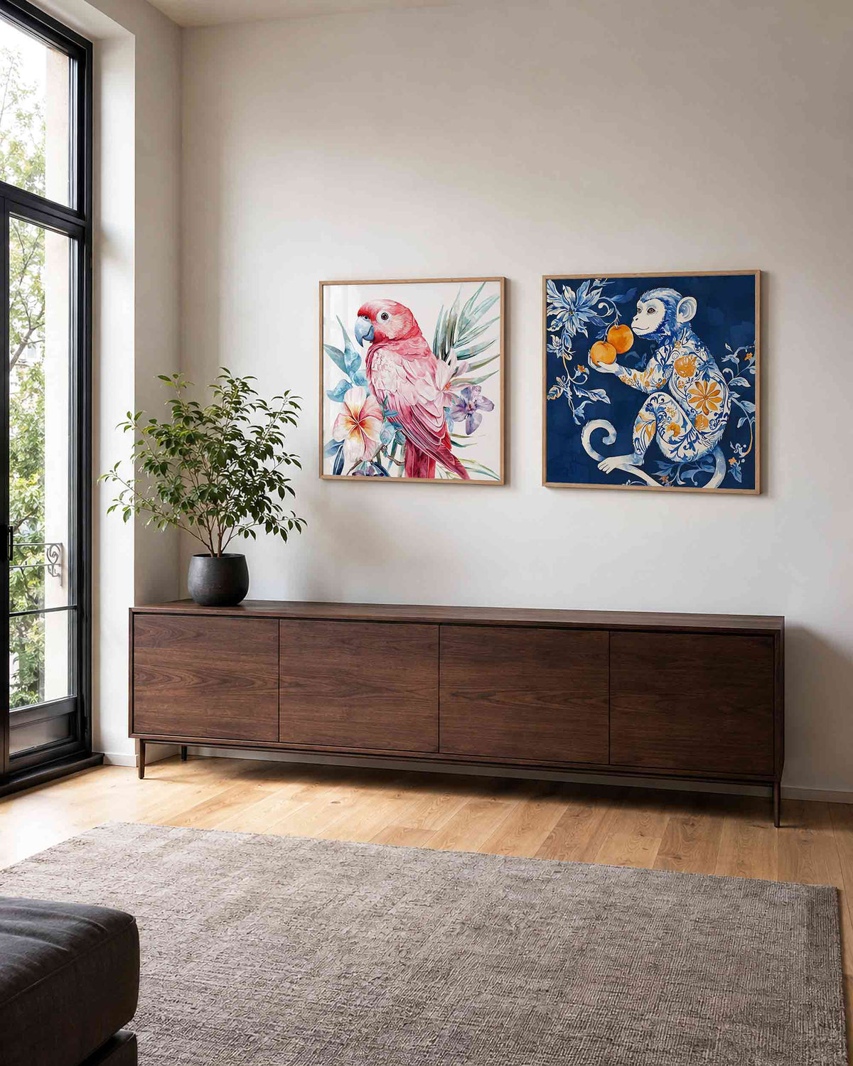 Interieurpresentatie van een tweedelige vierkante posterset met papegaai en aap
