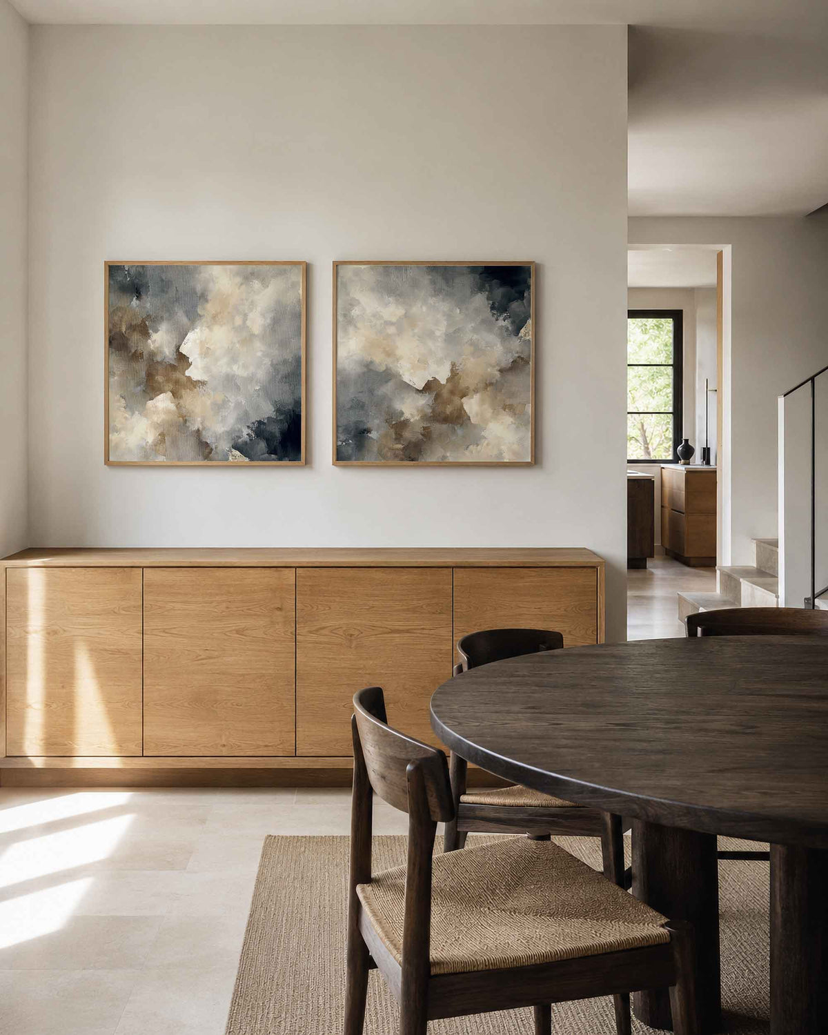Interieurpresentatie van een tweedelige vierkante posterset met penseelstreken