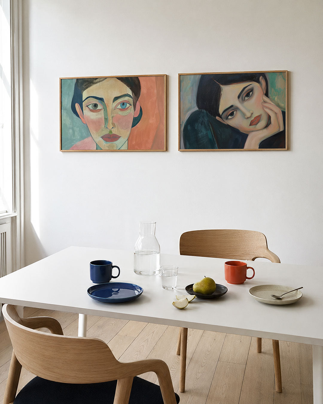 Interieurpresentatie van twee posters met een gezicht met asymmetrische ogen en zachte kleuren