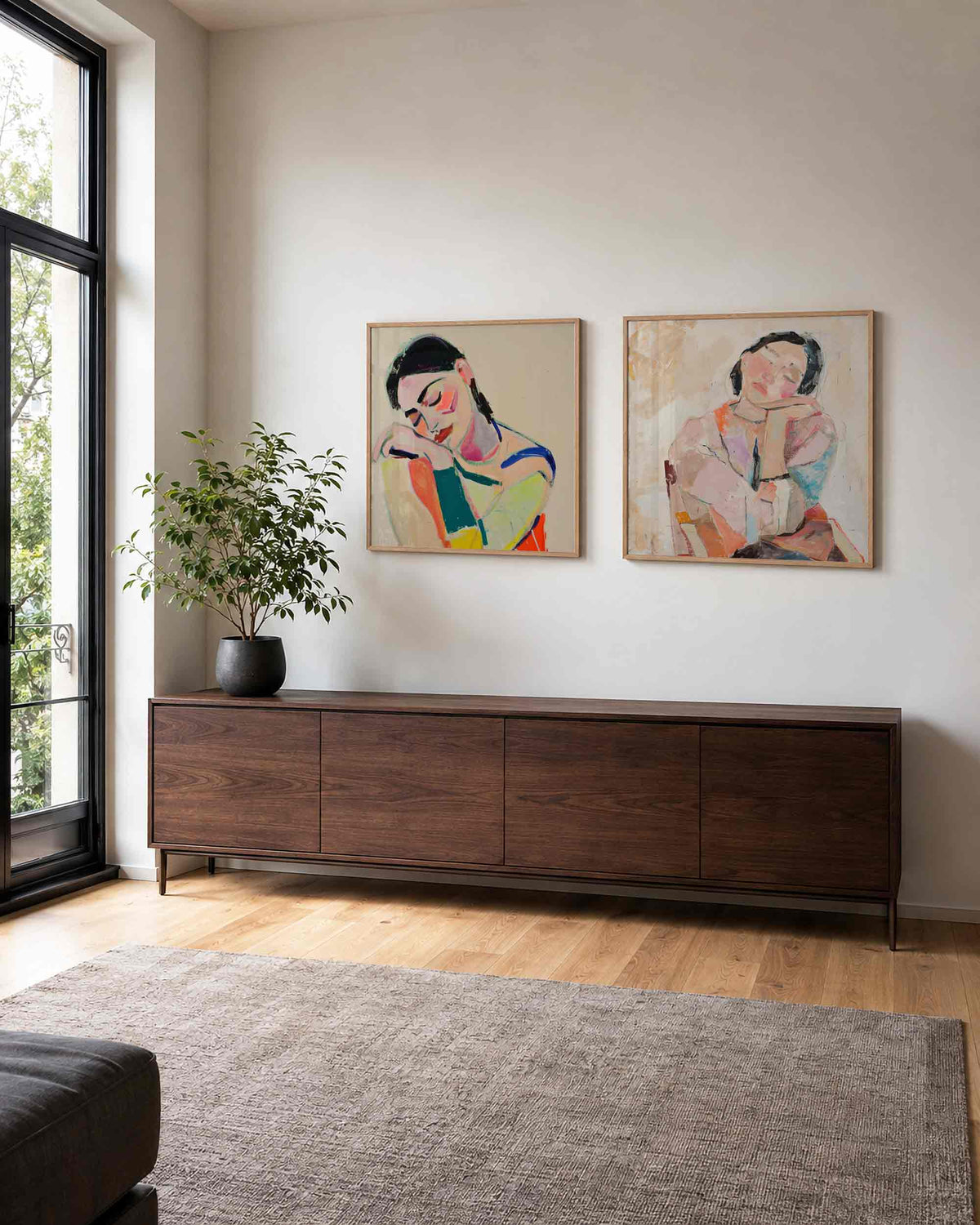 Interieurpresentatie van een tweedelige vierkante posterset met expressieve vrouwenportretten