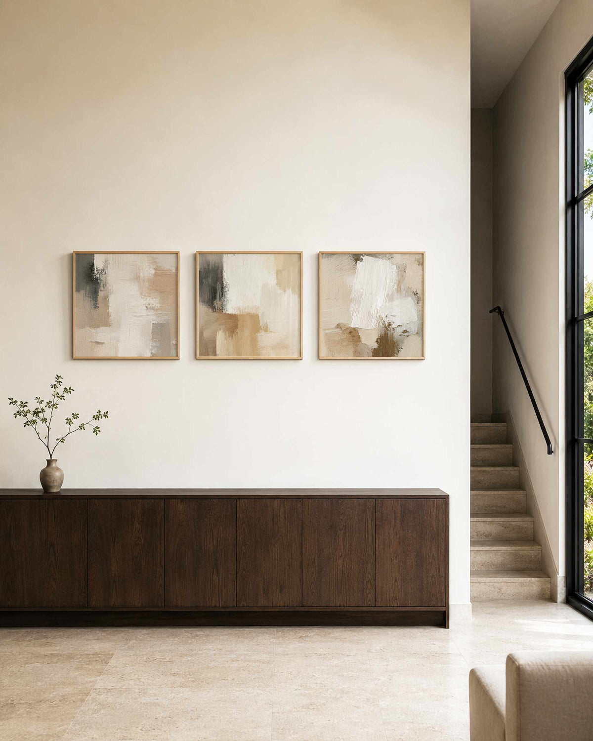 Interieurpresentatie van een driedelige vierkante posterset met abstracte beige vlakken