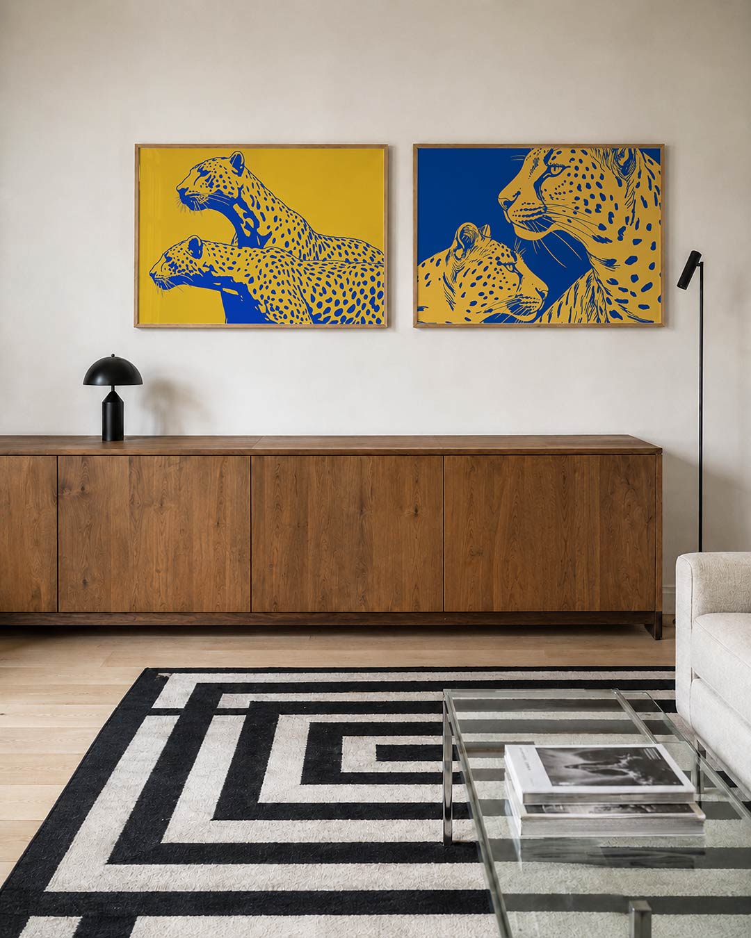 Twee liggende posters met een levendig contrast tussen felgele en diepblauwe kleurvlakken, aan de muur in een interieur