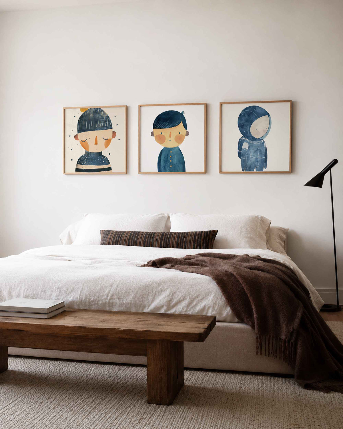 Interieurpresentatie van een driedelige vierkante posterset met ruimtefiguren