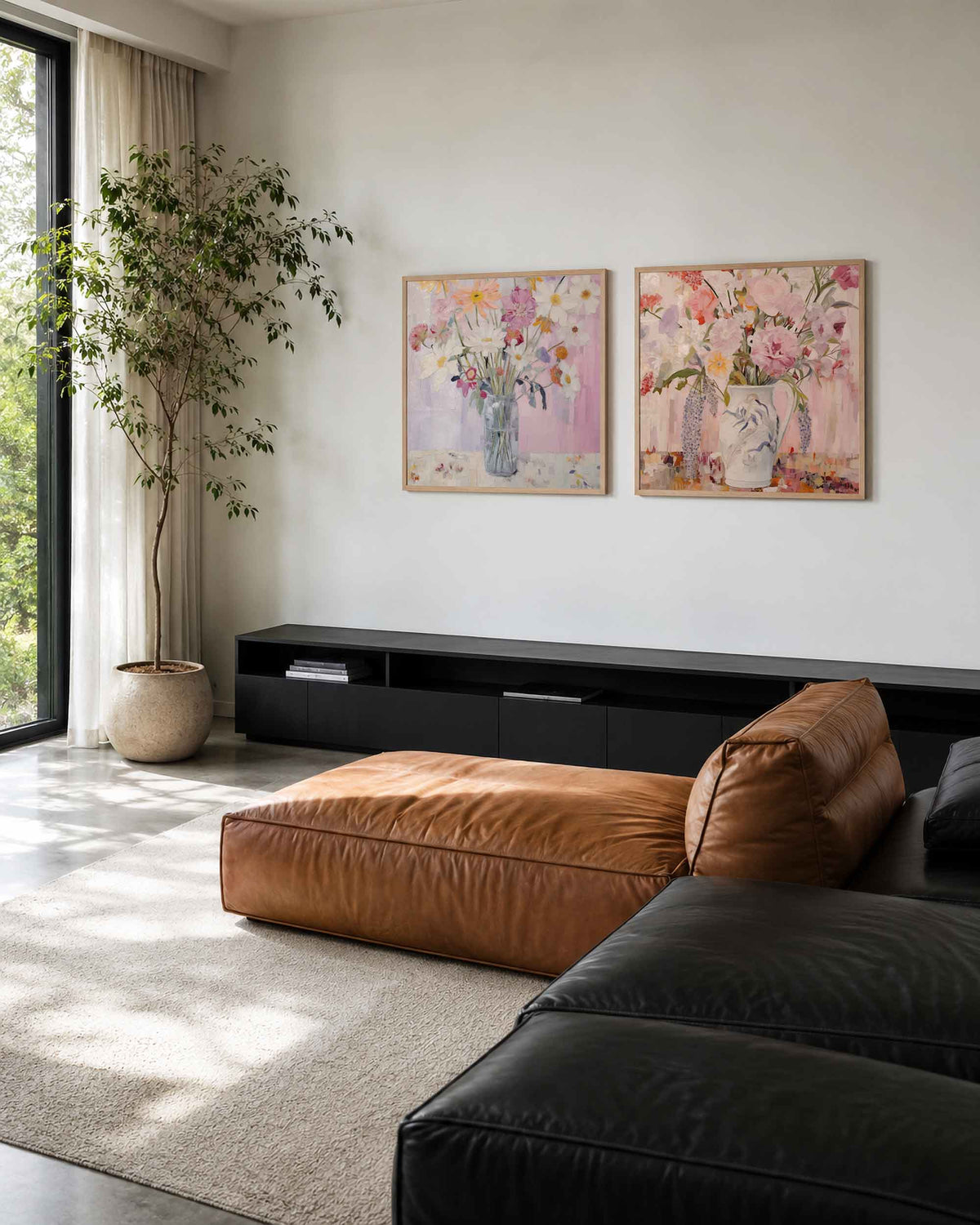 Interieurpresentatie van een tweedelige vierkante posterset met bloemen in vazen