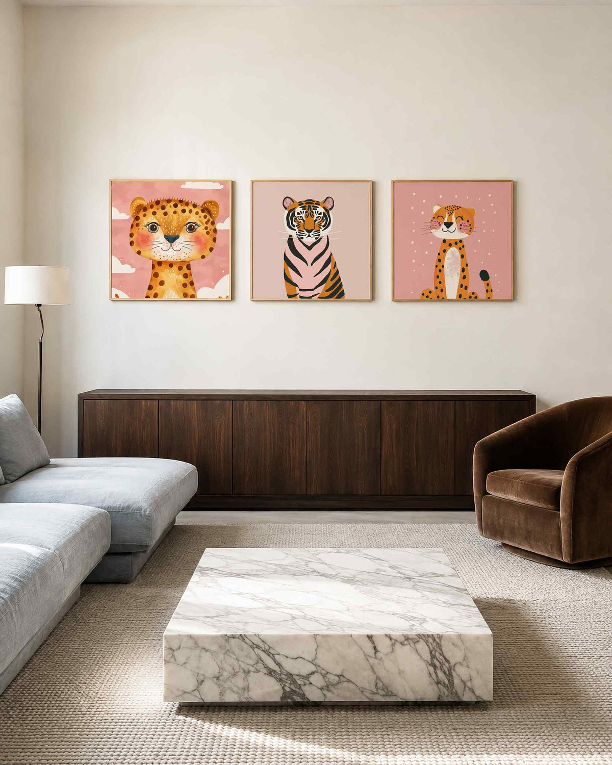 Interieurpresentatie van een driedelige vierkante posterset met tijger en luipaard