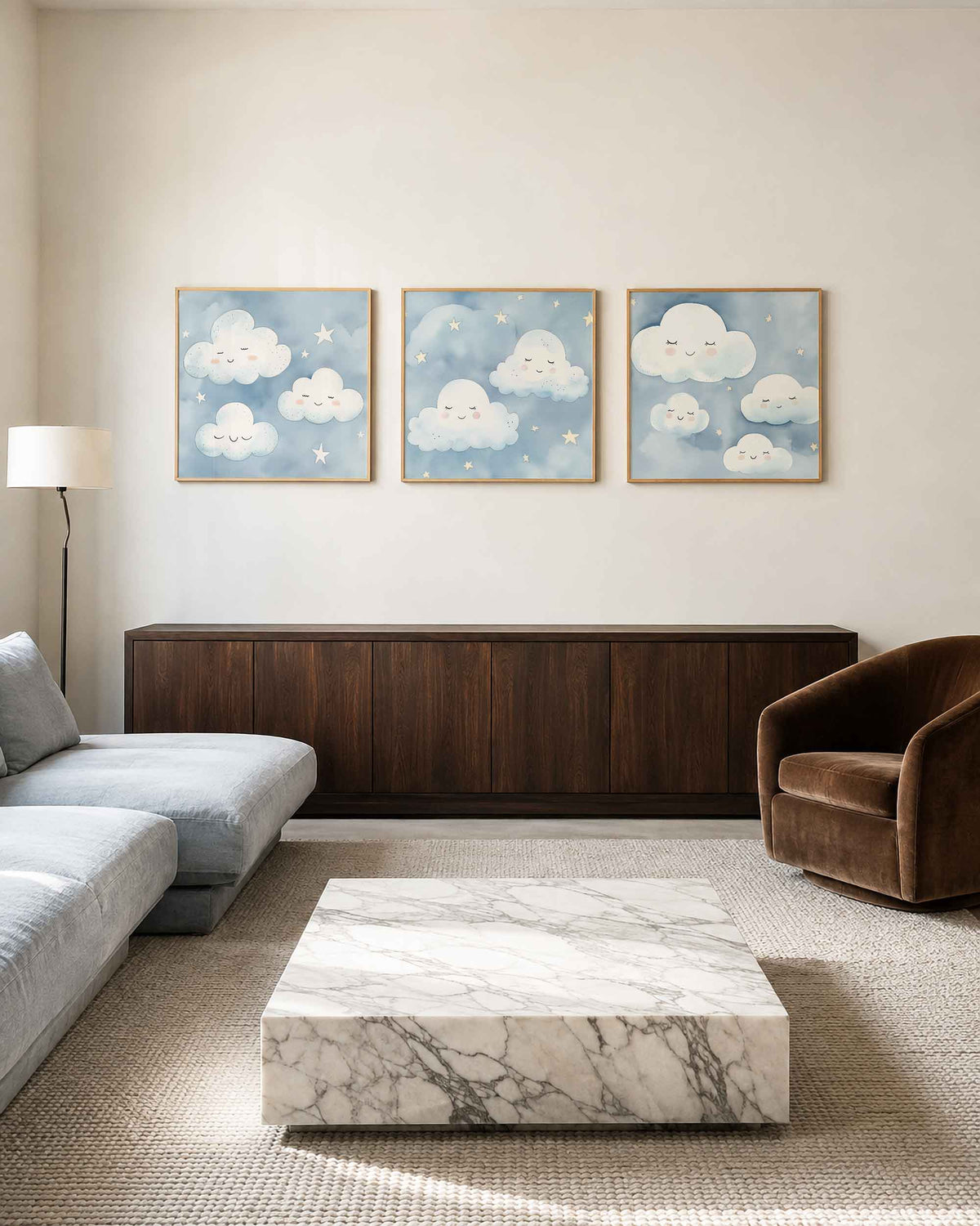 Interieurpresentatie van een driedelige vierkante posterset met slapende wolken