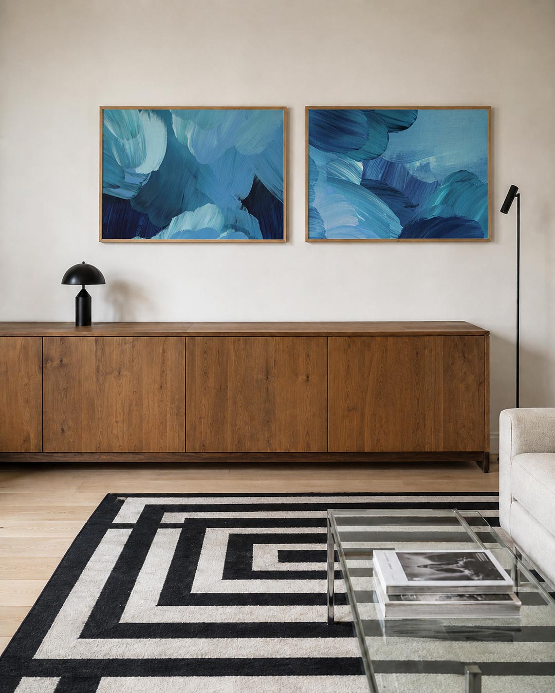 Tweedelige posterset met deze tweedelige posterset heeft vloeiende blauwe penseelstreken, getoond in een interieur