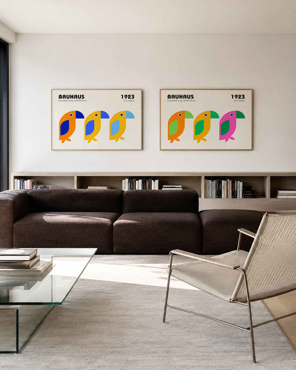 Interieurmockup van tweedelige landscape-posterset met kleurrijke vogels met ronde vleugels