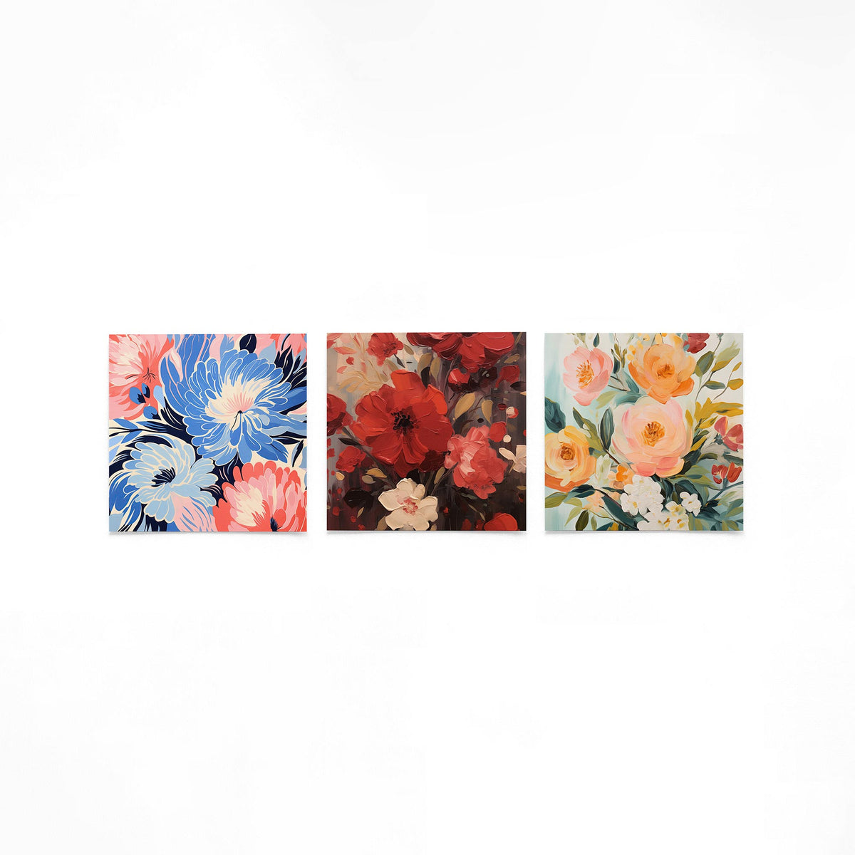 Drie vierkante posters met kleurrijke bloemen op een gebroken witte achtergrond