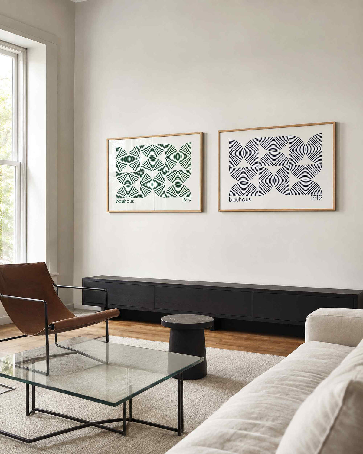 Interieurmockup van tweedelige landscape-posterset met groene en blauwe halfringen