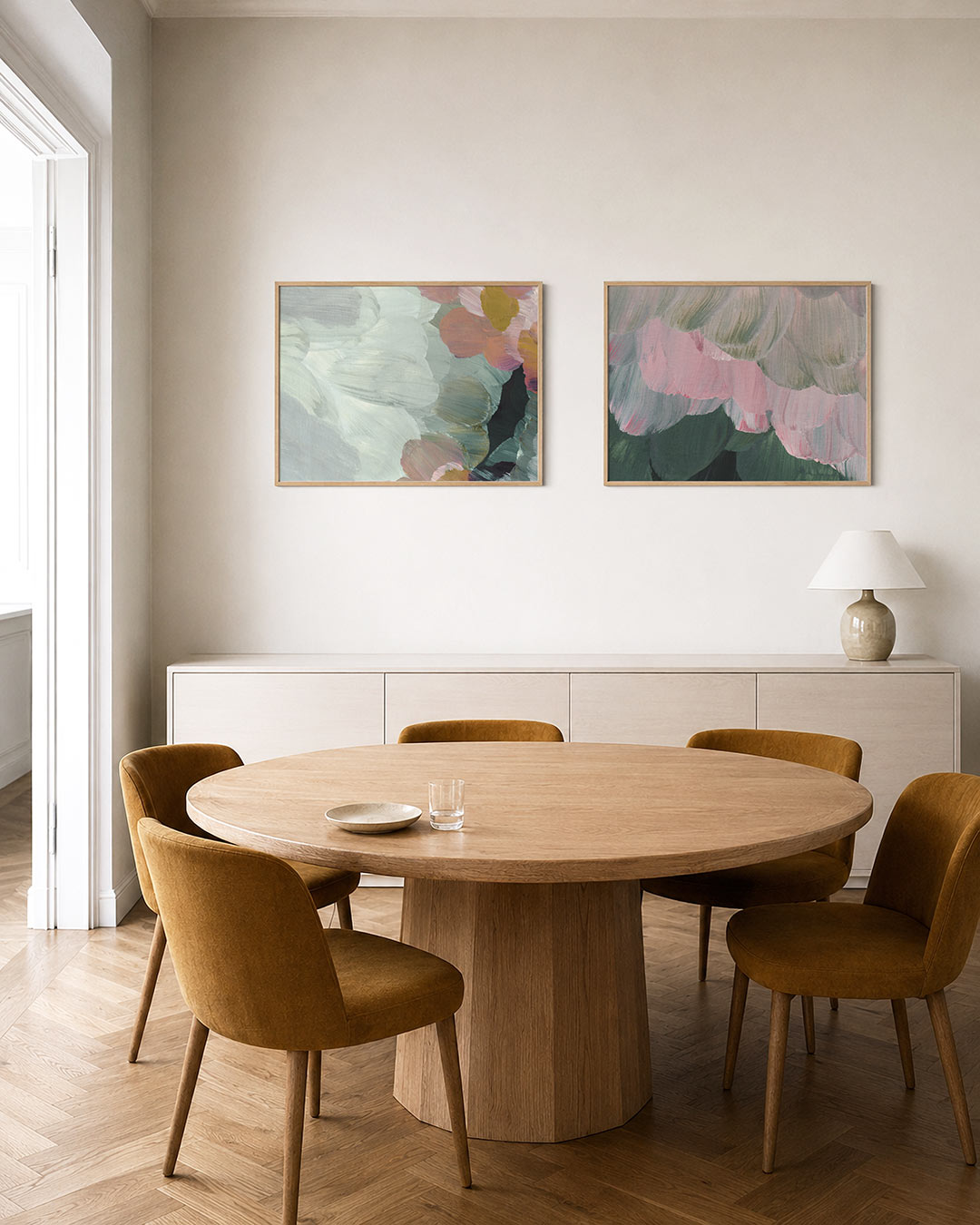 Tweedelige posterset met zachte penseelstreken in pastelkleuren, getoond in een interieur