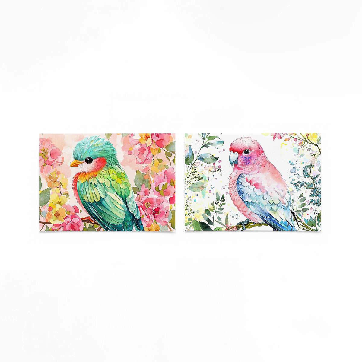 Twee liggende posters met een kleurrijke vogel met levendige veren tussen een zee op een gebroken witte achtergrond