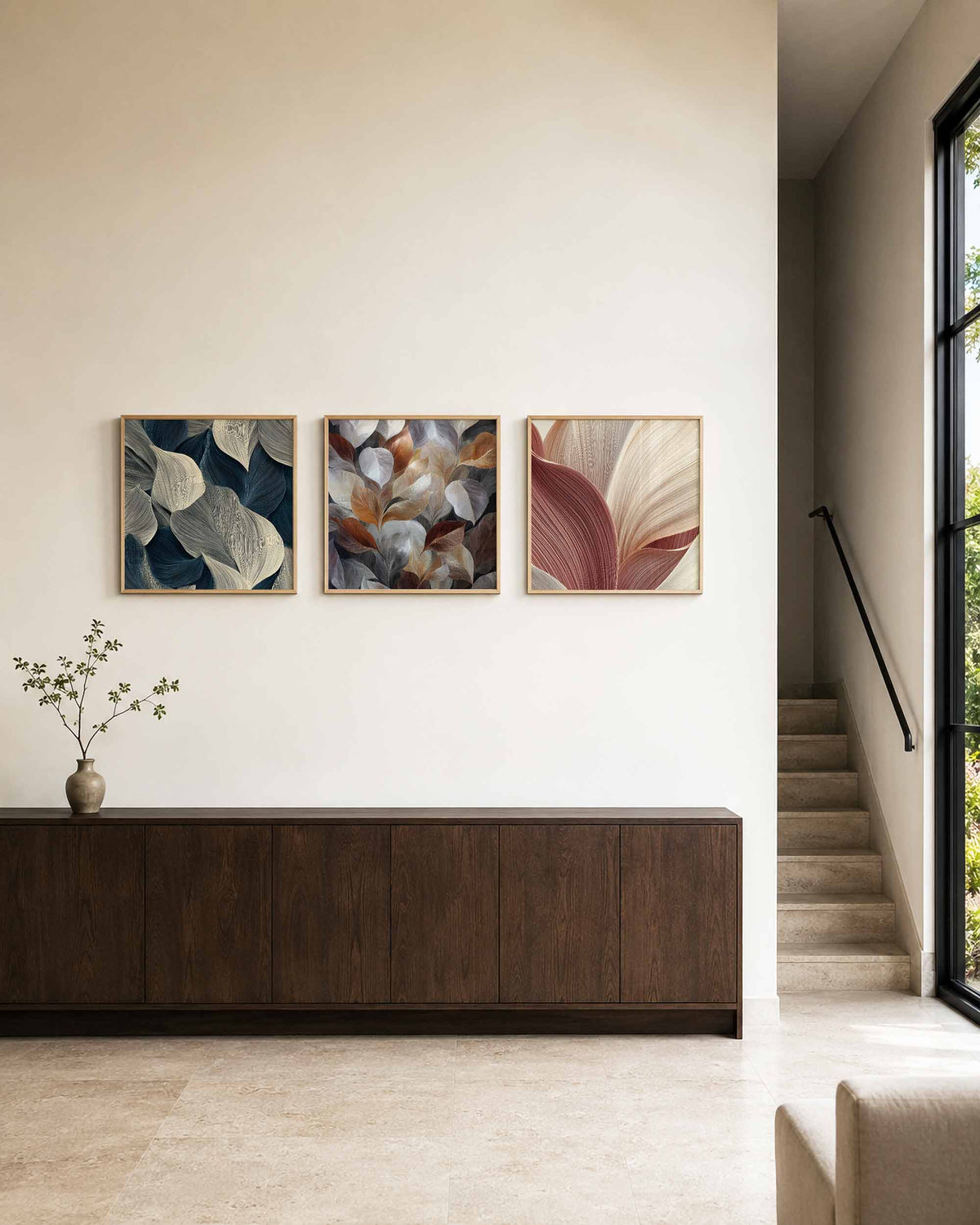 Interieurpresentatie van een driedelige vierkante posterset met abstracte bladvormen