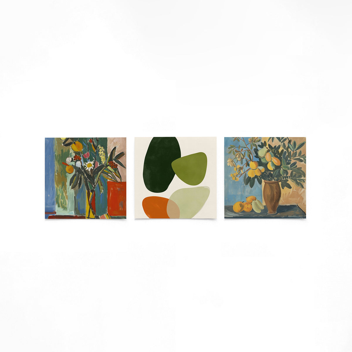 Drie vierkante posters met citrus en groene vormen op een gebroken witte achtergrond