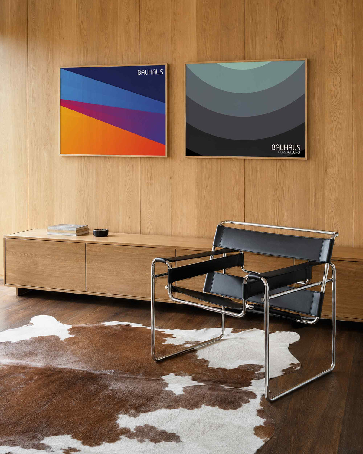 Interieurmockup van tweedelige landscape-posterset met diagonale kleurvlakken en booglagen