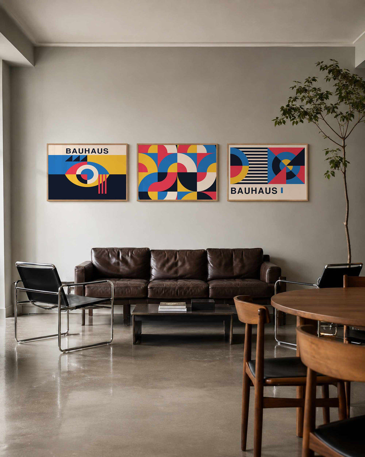 Interieurmockup van drieluik landscape-posterset met cirkels, bogen en kleurvlakken