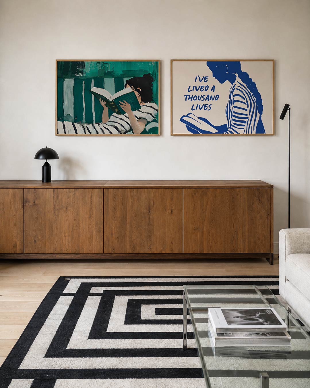 Twee liggende posters met een vrouw met een boek, omgeven door groene en witte kleurvlakken, aan de muur in een interieur