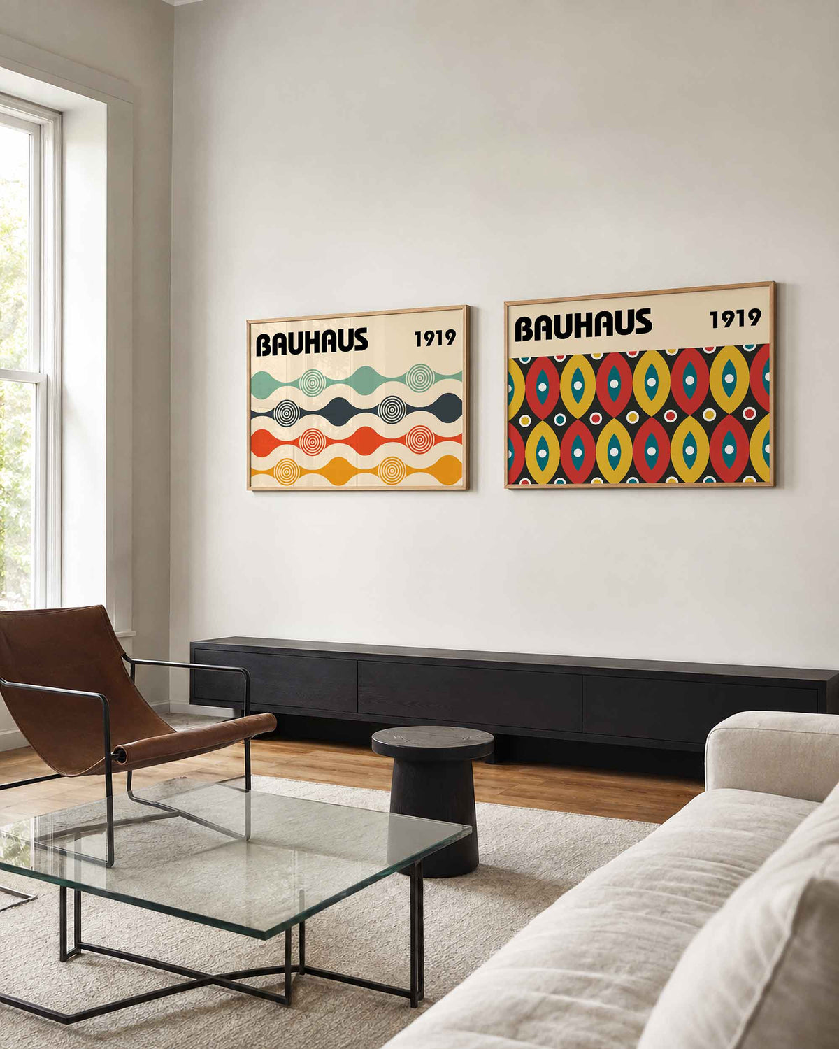 Interieurmockup van tweedelige landscape-posterset met golvende banden en ovale motieven