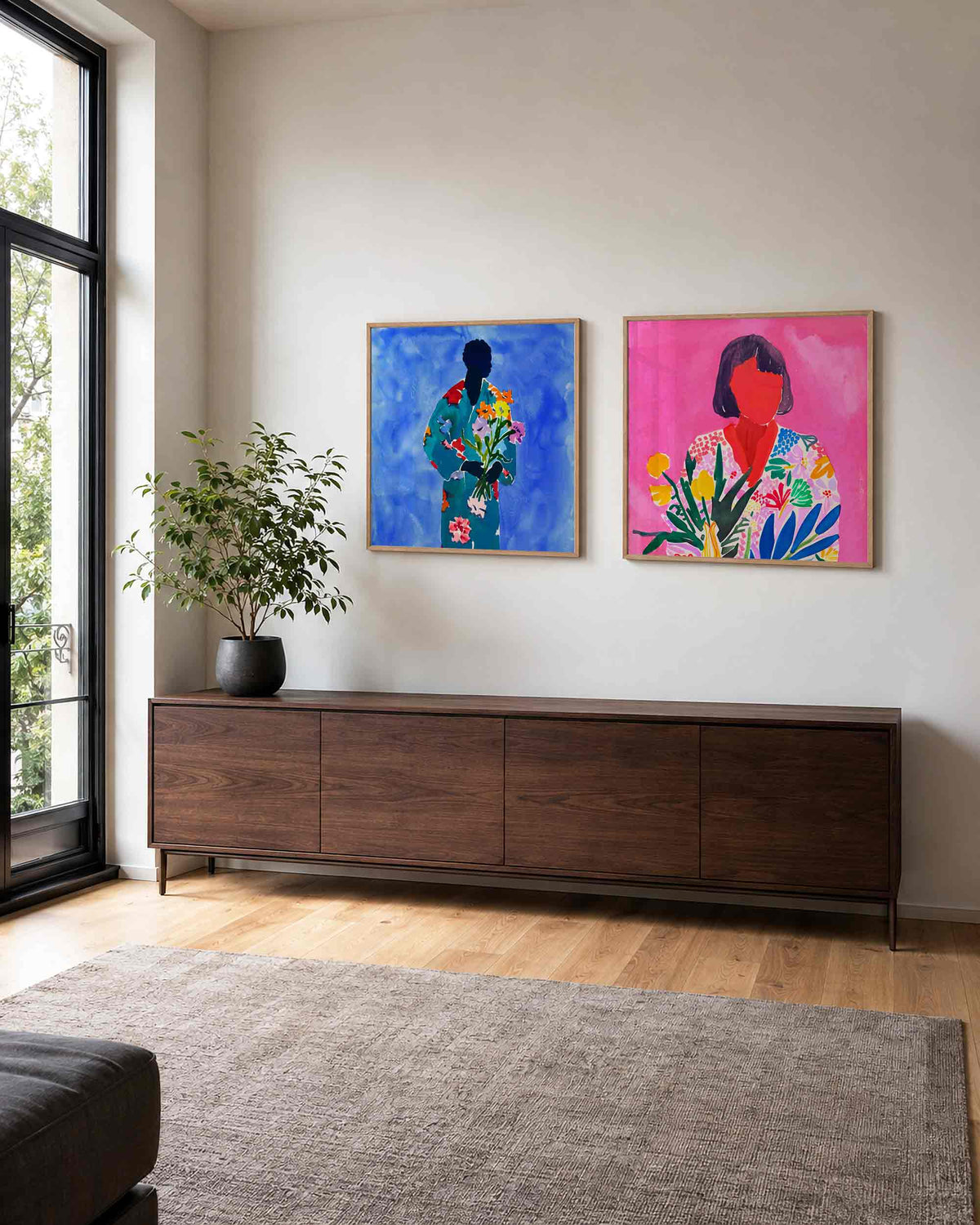 Interieurpresentatie van een tweedelige vierkante posterset met bloemenportretten