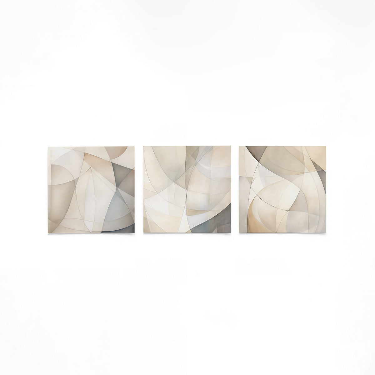 Drie vierkante posters met abstracte vormen op een gebroken witte achtergrond