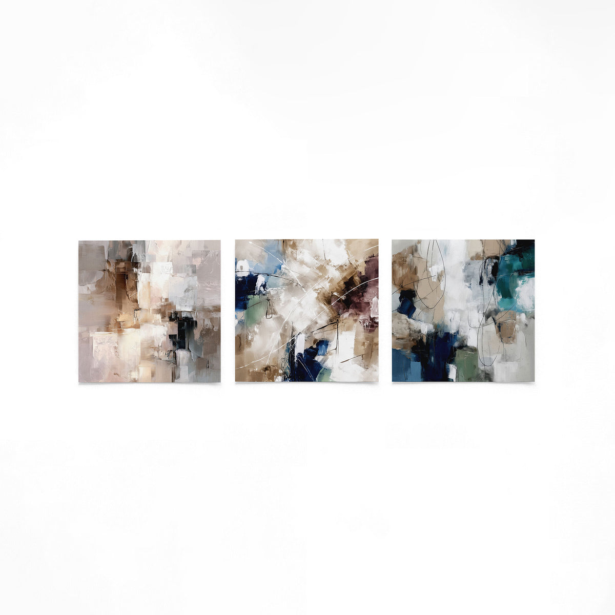 Drie vierkante posters met abstracte vlakken op een gebroken witte achtergrond