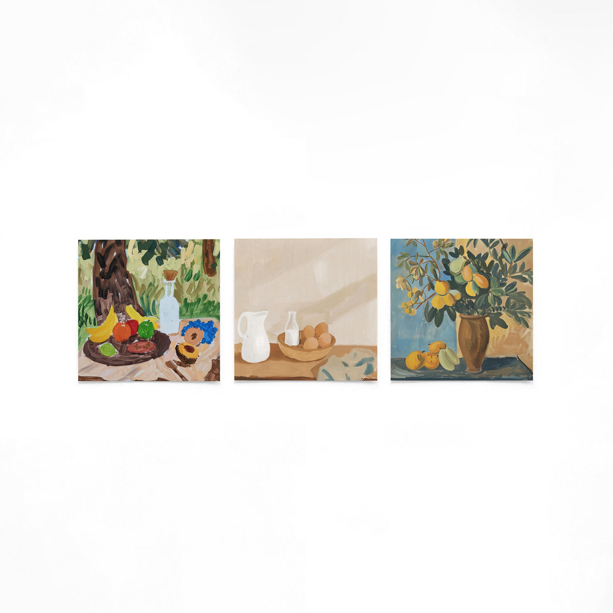 Drie vierkante posters met fruitstillevens op een gebroken witte achtergrond