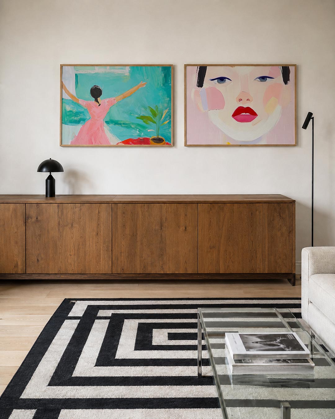 Interieurpresentatie van twee posters met een vrouw in een roze jurk strekt haar armen uit in een kamer met turquoise muren