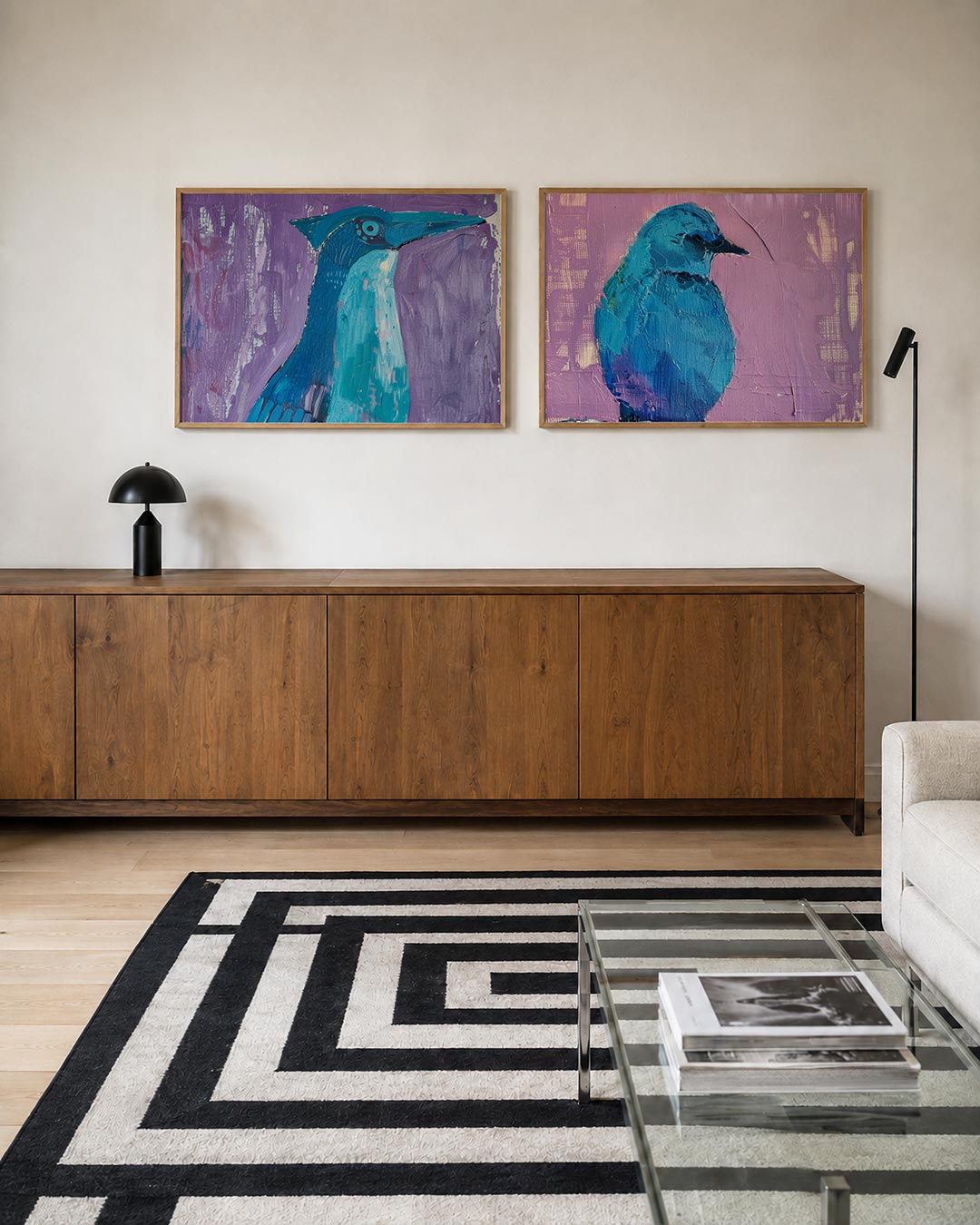 Tweedelige posterset met een speelse vogelvorm in blauw en turquoise tegen een paarse achtergrond, getoond in een interieur