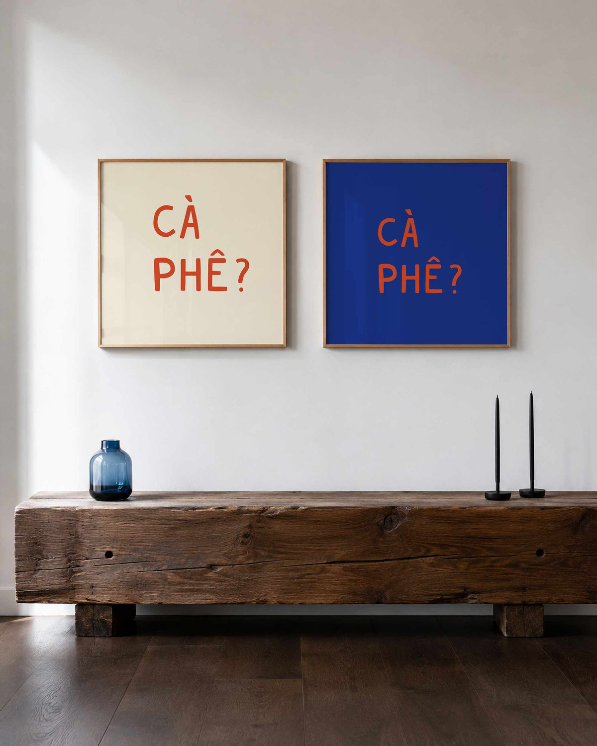Interieurpresentatie van een tweedelige vierkante posterset met ça phê tekst