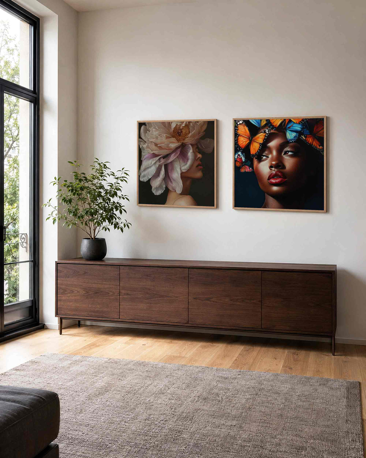 Interieurpresentatie van een tweedelige vierkante posterset met bloemen, vlinders en gezichten